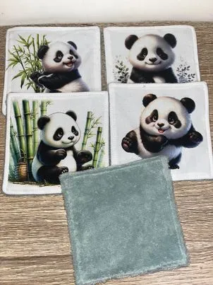 Panier et ses lingettes Joyeux Panda, sous les bambous