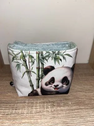 Panier et ses lingettes Joyeux Panda, sous les bambous